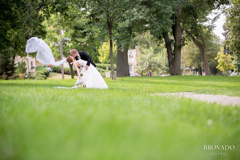 Windy And Wonderful Kate Ben S Lake Calhoun Wedding Mn Wedding